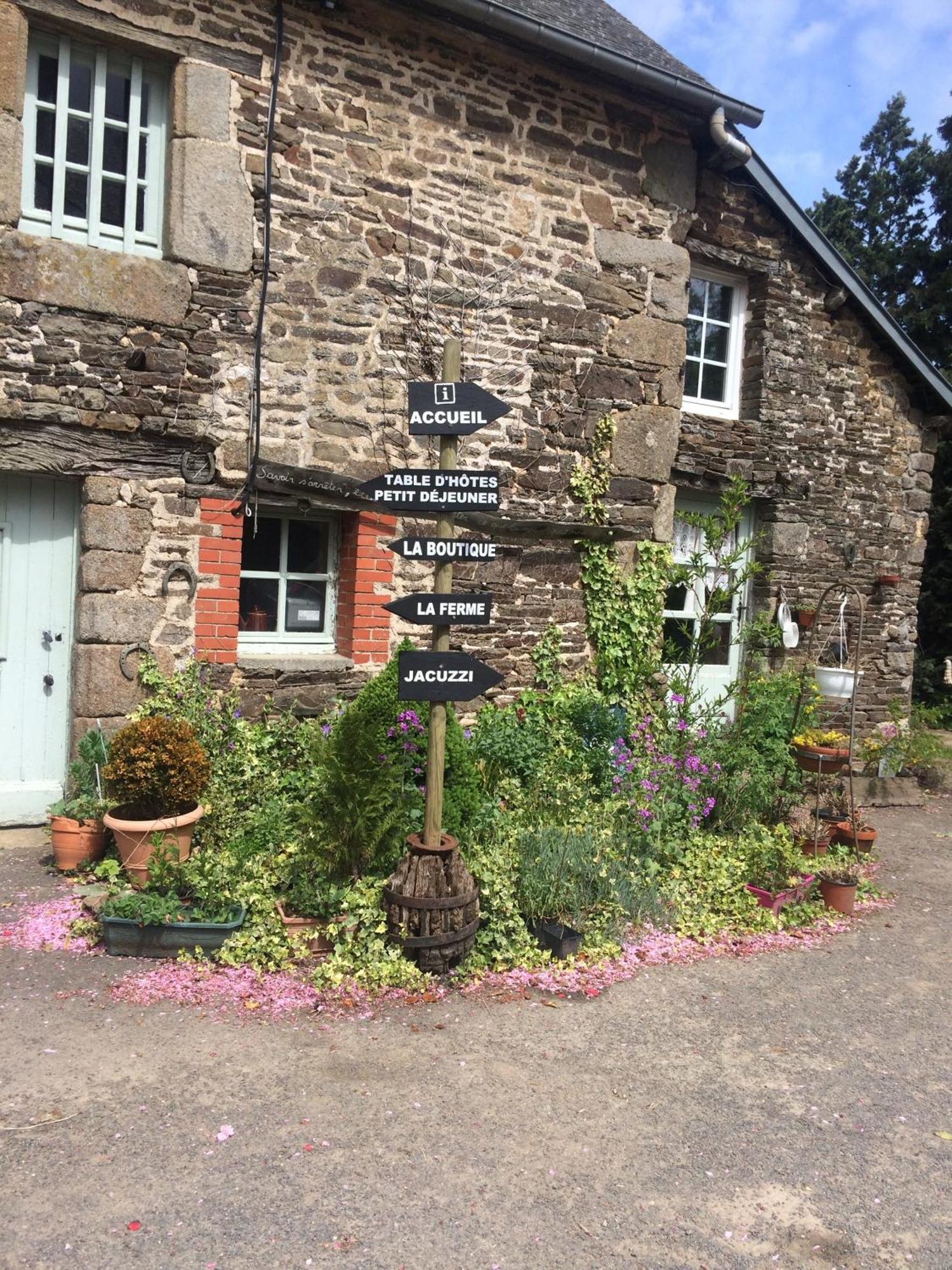 Bed and Breakfast Ferme De La Gortiere Le Teilleul Exterior foto